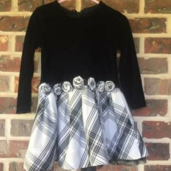 🌼KIDS: Black Velvet Long Sleeve Dress size 2t - Picture 2 of 3